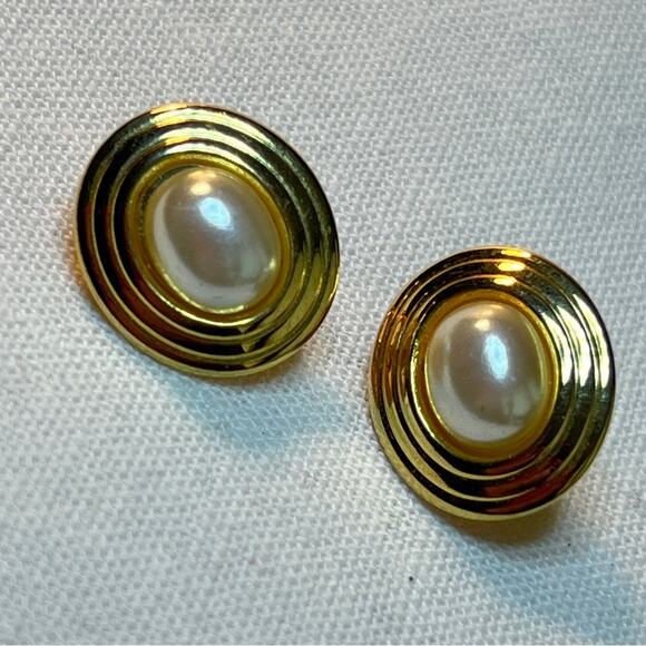 JUDY LEE VINTAGE 1950s Faux Gold and Pearl Oval Clip Earrings - Picture 2 of 7